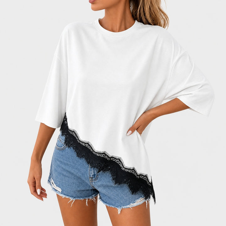 The Elara lace-trim asymmetric hem tee in white with black lace